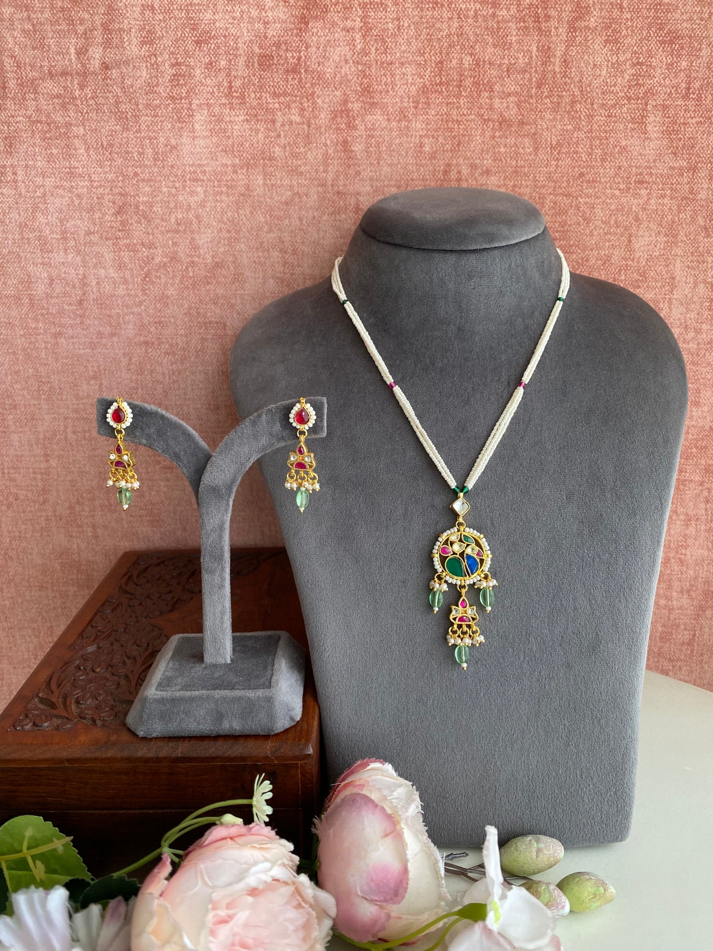 Gold plated Kundan Pendant Set