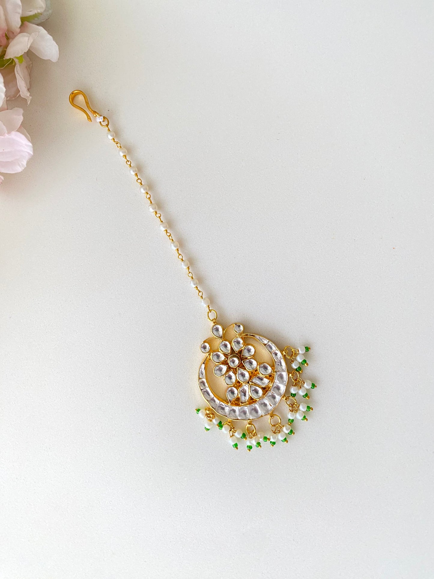 Kundan tikka in green pearl