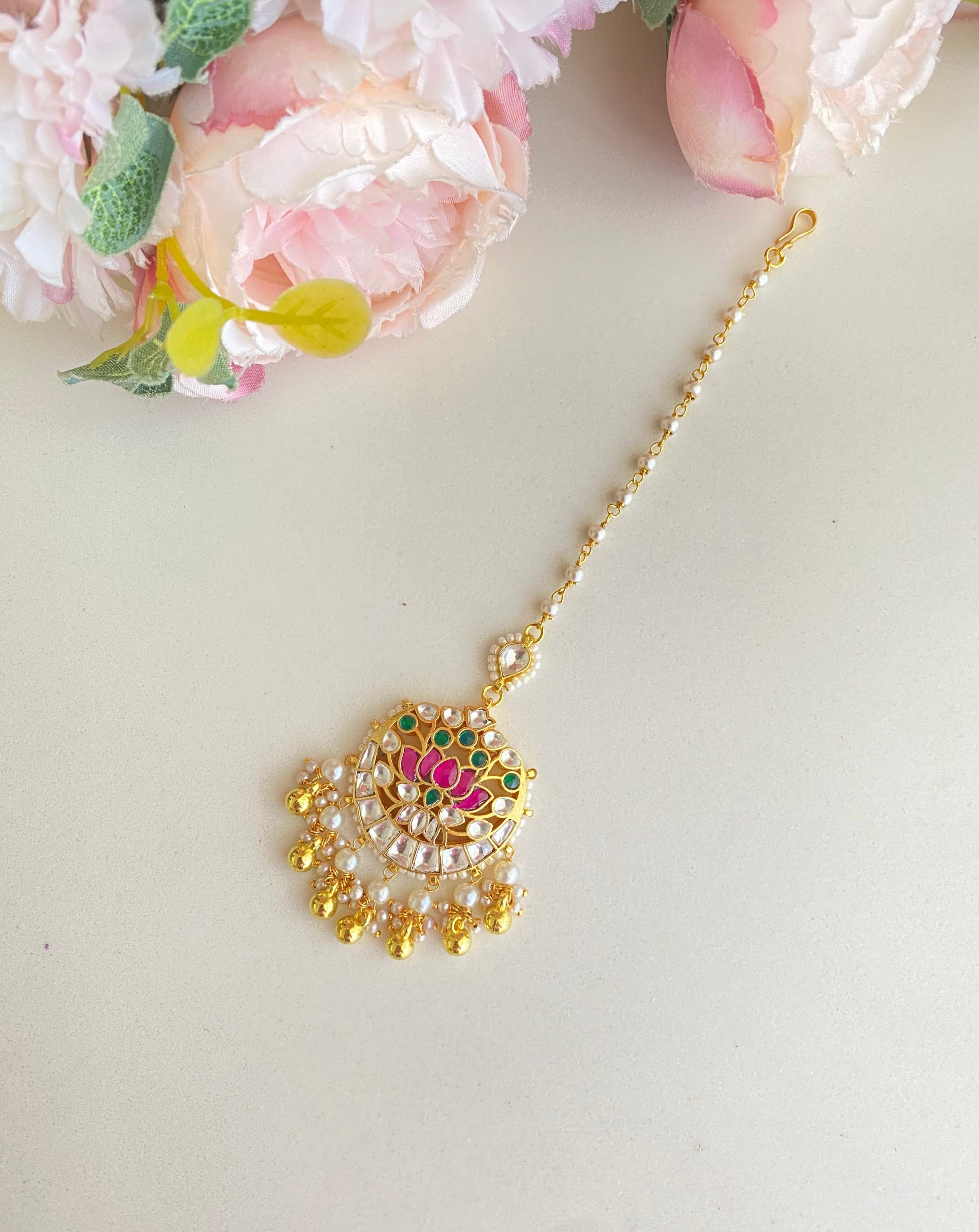 Kundan Tikka in Golden Pearl