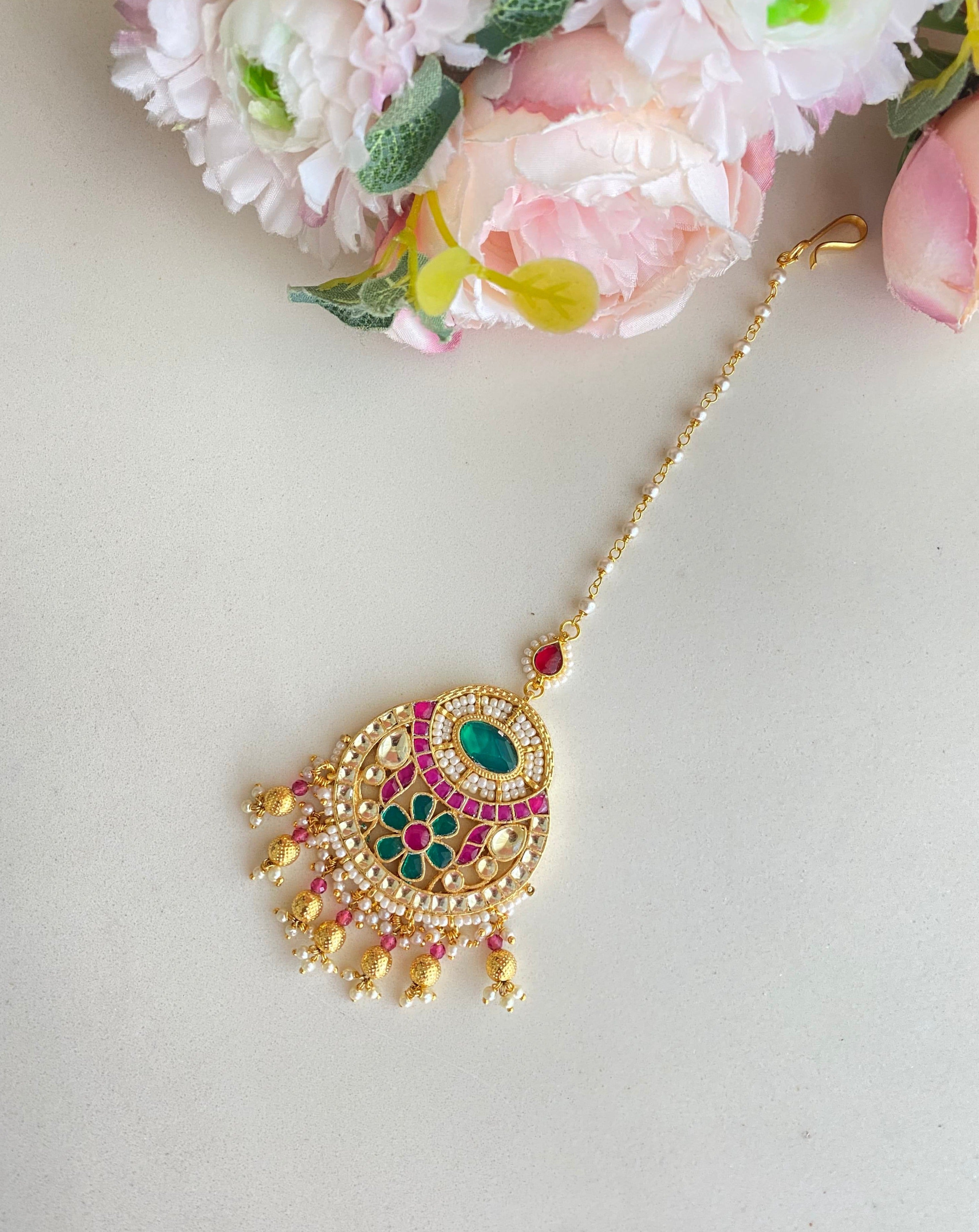 Kundan Tikka in Golden pearl