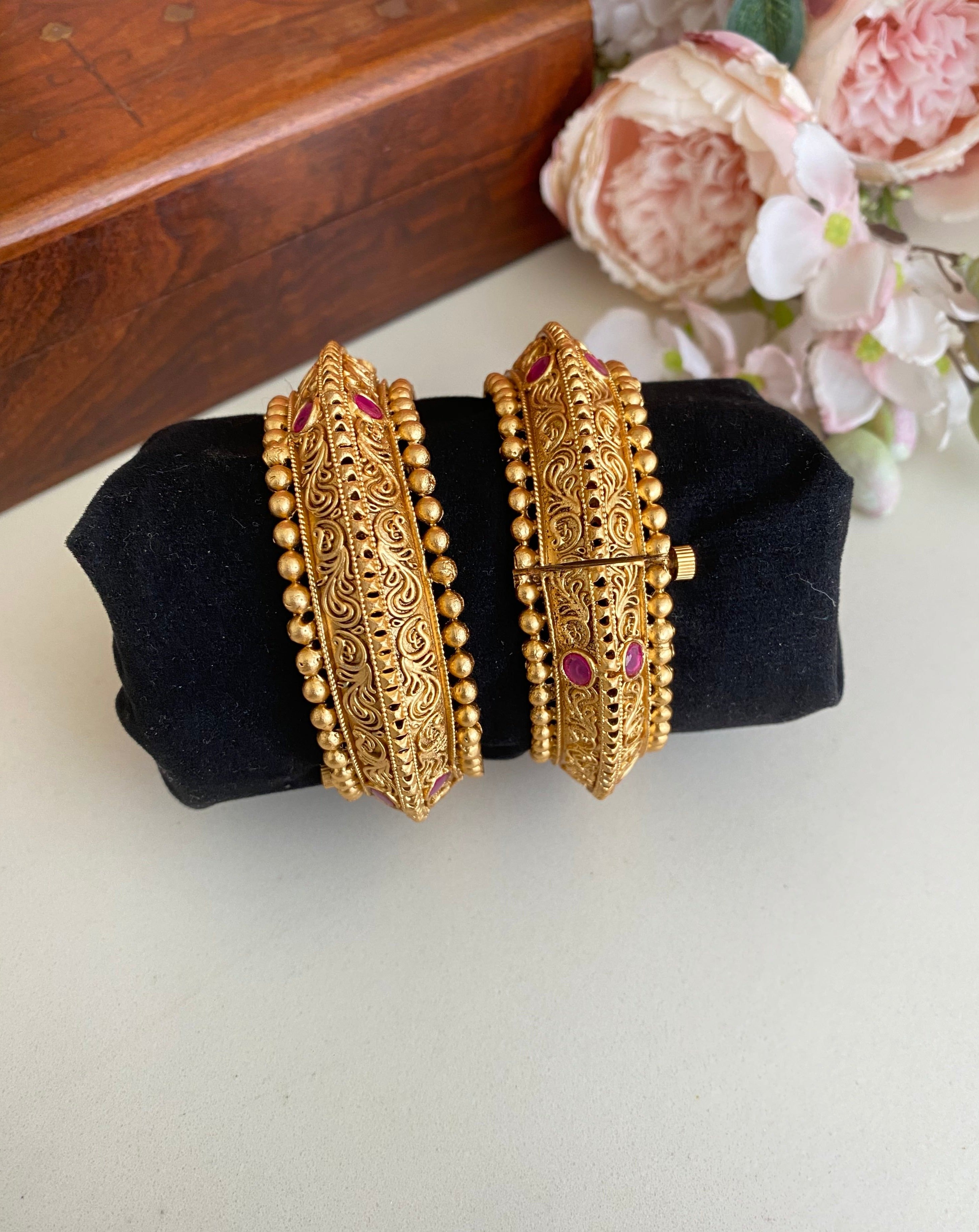 Antique Pink kundan bangles