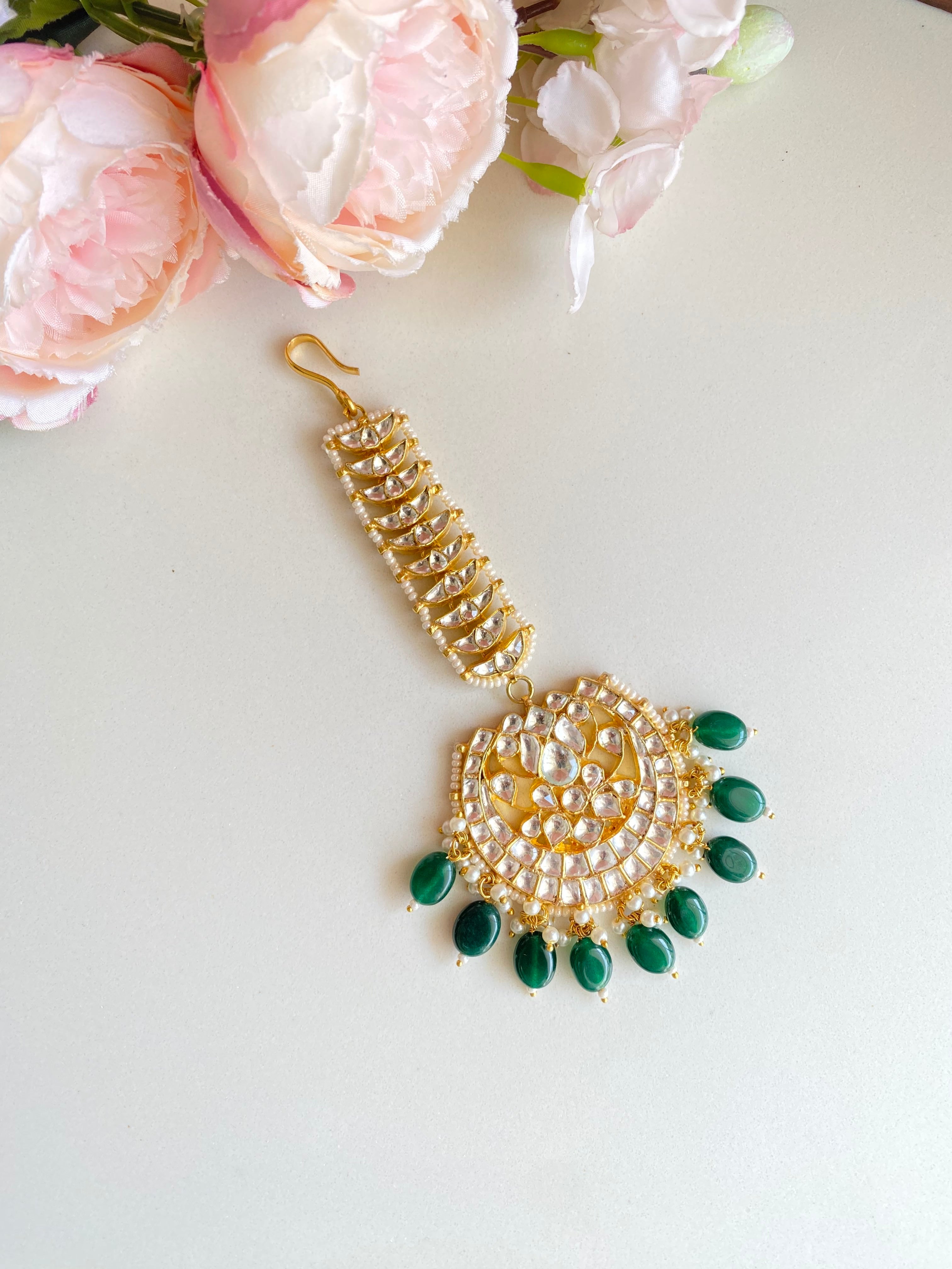 Kundan Tikka in green drops