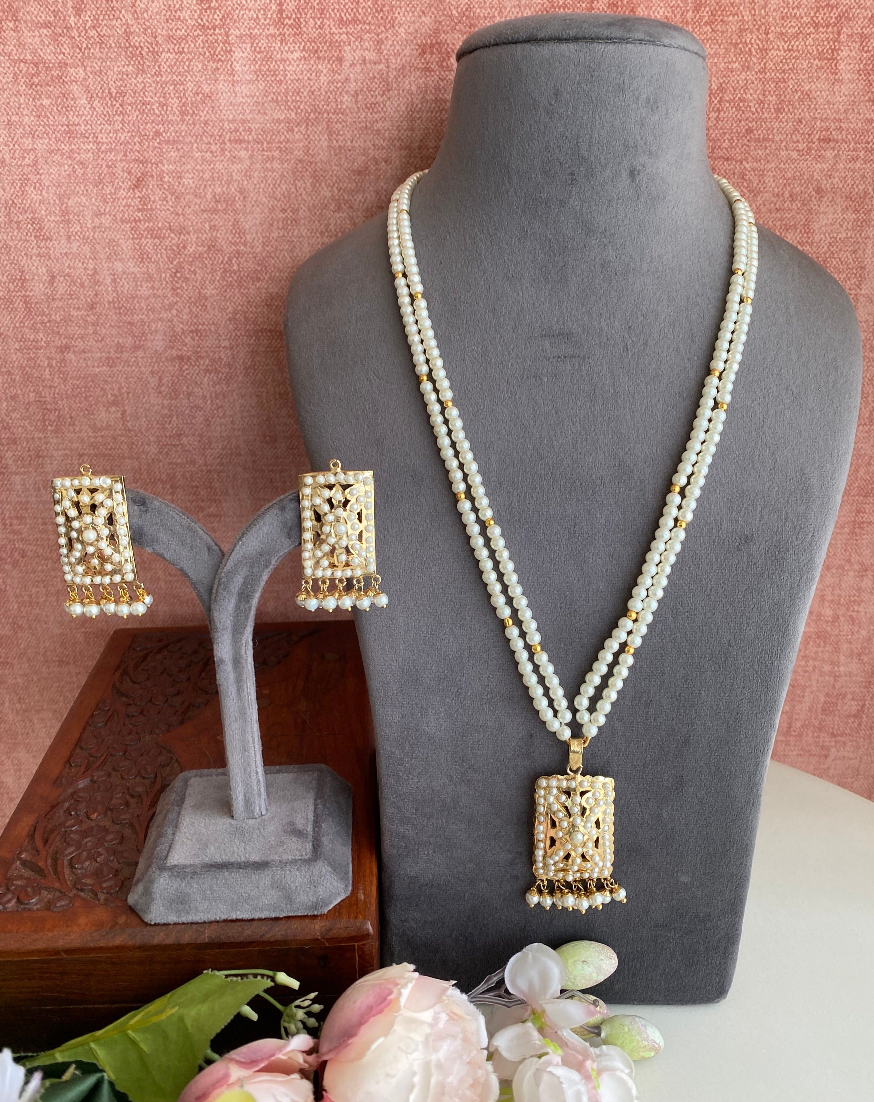 Pearl long necklace with earrings