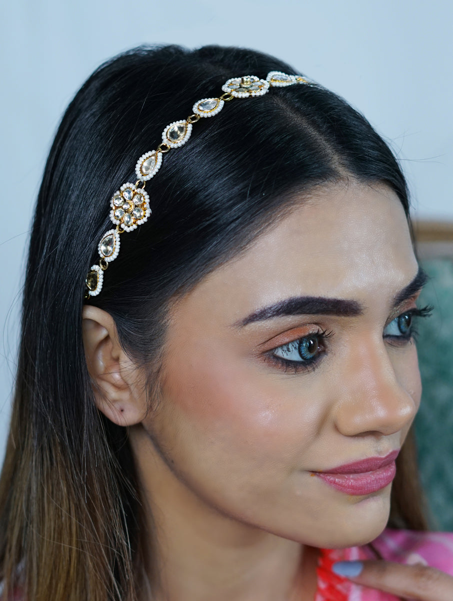 Matha Patti And Mang Tikka Hairstyles For Party 2024-2025 | Pakistani  bridal hairstyles, Matha patti hairstyles, Bridal party makeup